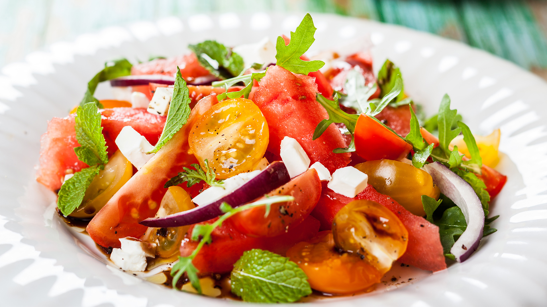 Salada fresca com tomates, melancia, queijo e hortelã