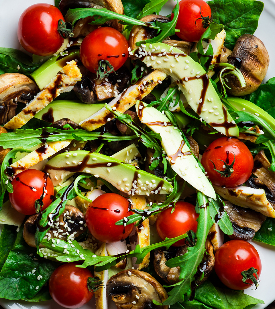 Salada com tomate, abacate, cogumelos e frango grelhado