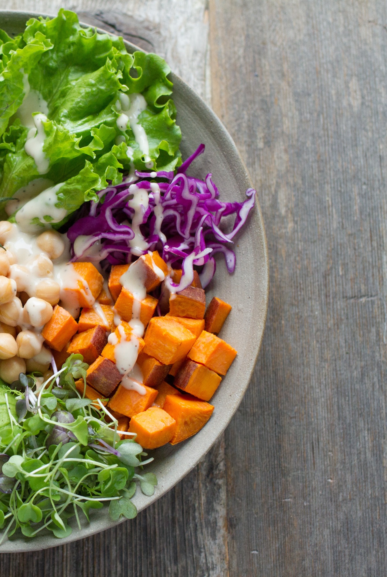 Bowl de salada com folhas e vegetais frescos