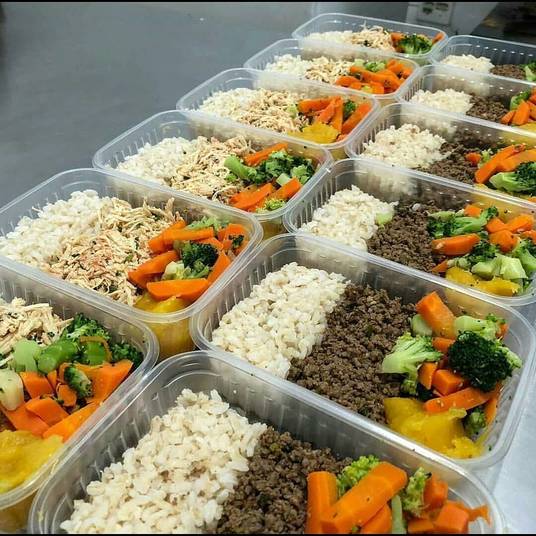 Marmitas com arroz, frango desfiado, carne moída e legumes cozidos
